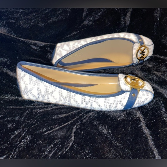 Michael kors - Fulton mox size 7.5 white w/ blue on the front a Gold emblem - Picture 3 of 7